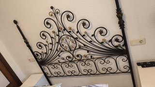 Cabecero de forja con flores