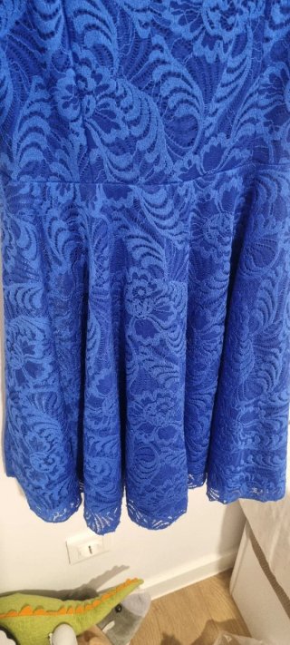 Vestido de fiesta azul con encaje