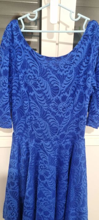 Vestido de fiesta azul con encaje