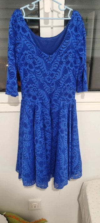 Vestido de fiesta azul con encaje