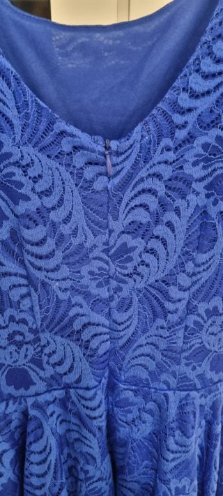 Vestido de fiesta azul con encaje