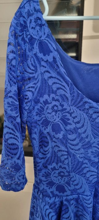 Vestido de fiesta azul con encaje