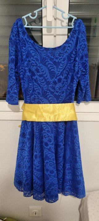 Vestido de fiesta azul con encaje