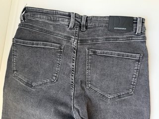 Pantalón gris D76 Stradivarius talla 42 bootcut