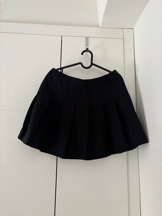 Falda corta negra de tablas talla L de Pull&Bear