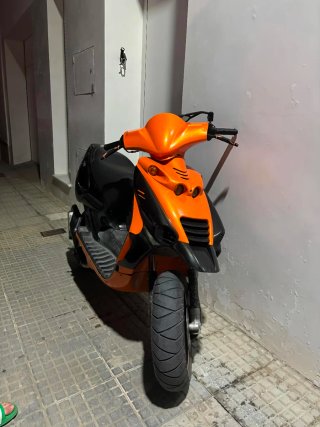 Beta ARK Scooter Naranja y Negro