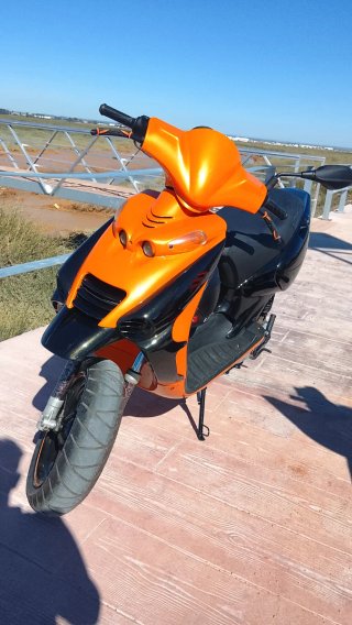 Beta ARK Scooter Naranja y Negro