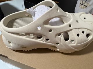 Crocs plataforma beige