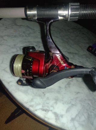 Carrete de pesca con hilo nuevo