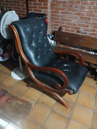 Butaca de cuero estilo clásico