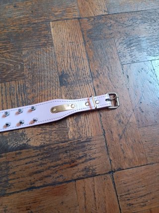 Collar rosa con tachuelas