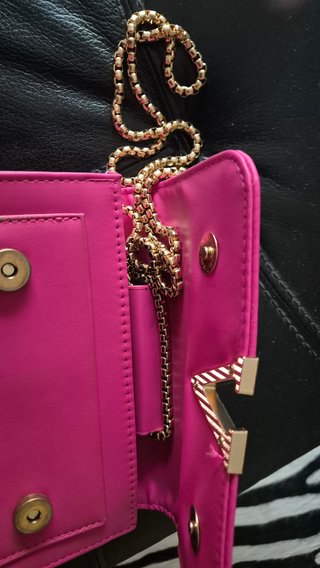 Bolso Beso Fucsia con Cadena Dorada