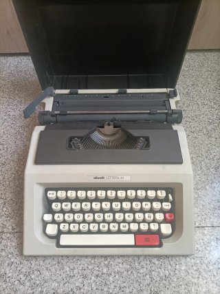 Máquina de escribir Olivetti Lettera 42