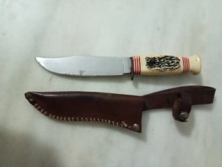 Antiguo cuchillo de caza con funda