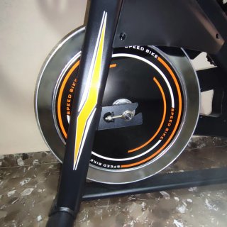 Bicicleta Estática Negra y Naranja