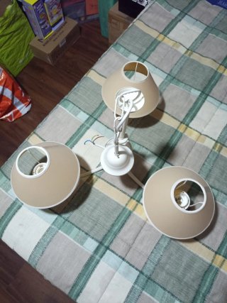 Lámpara de techo beige y blanca