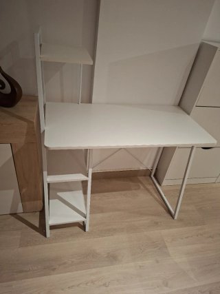 Escritorio blanco con estanterías