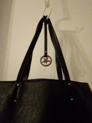 Bolso de piel negro con cremallera