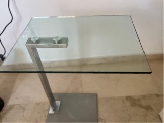 Mesa auxiliar cristal y metal