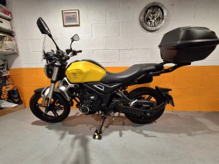 Moto Voge 350AC Negra y Amarilla