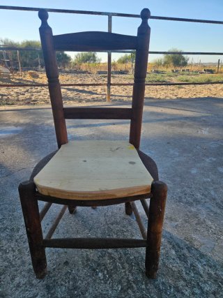 Silla antigua de madera