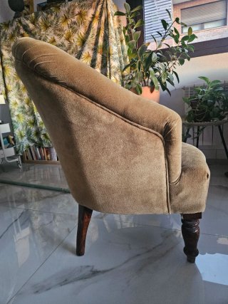 Butaca de terciopelo verde con patas de madera