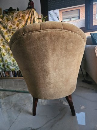 Butaca de terciopelo verde con patas de madera