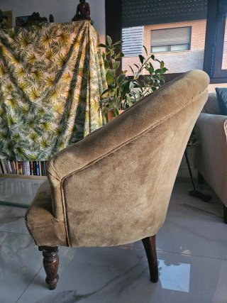 Butaca de terciopelo verde con patas de madera