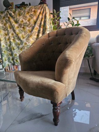 Butaca de terciopelo verde con patas de madera