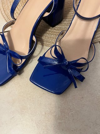 Sandali blu con tacco e fiocco