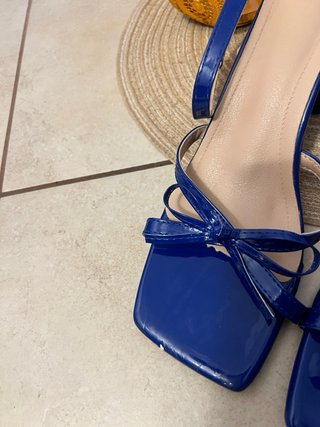 Sandali blu con tacco e fiocco