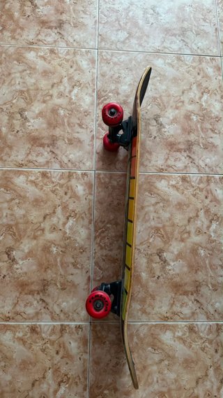 Skate Negro con Logo Dorado
