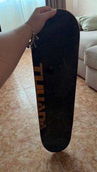 Skate Negro con Logo Dorado