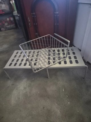 Estanterías metálicas apilables grises