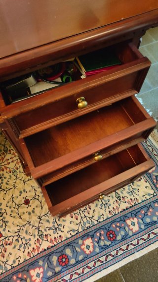 Escritorio de madera marrón