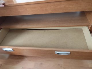 Mueble de madera marrón con cajones