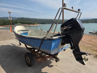 Barca de pesca con remolque