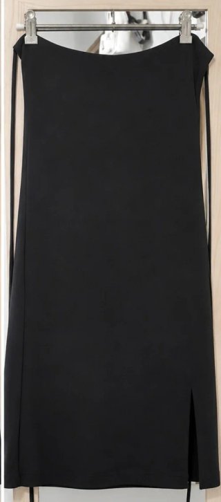 Vestido negro con abertura lateral