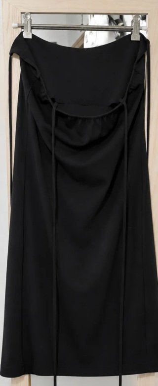 Vestido negro con abertura lateral