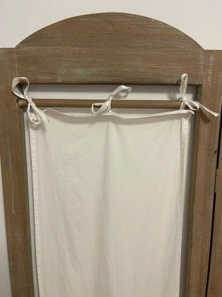 Biombo de madera con cortinas blancas