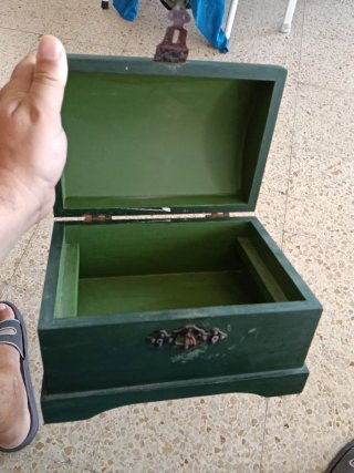 Cofre de madera pintado a mano