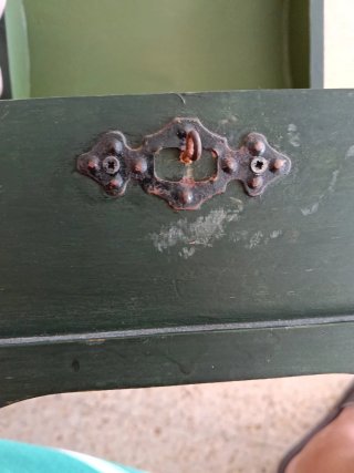 Cofre de madera pintado a mano