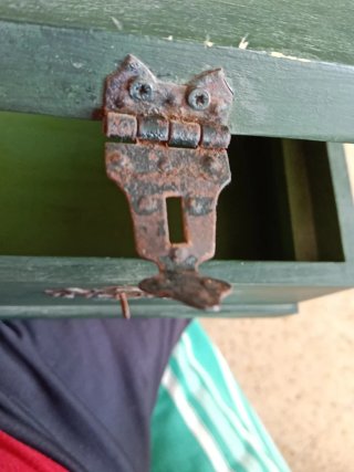 Cofre de madera pintado a mano