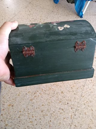 Cofre de madera pintado a mano