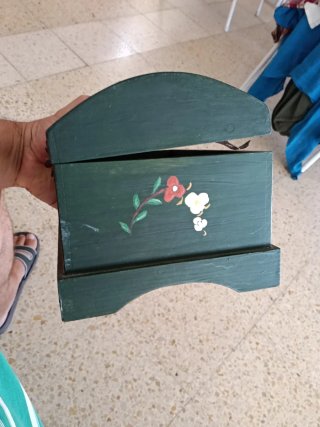 Cofre de madera pintado a mano