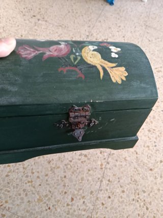 Cofre de madera pintado a mano