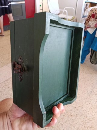 Cofre de madera pintado a mano
