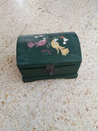 Cofre de madera pintado a mano