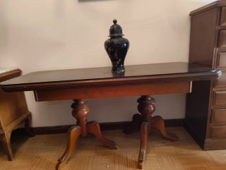 Mesa de centro de salón extensible.