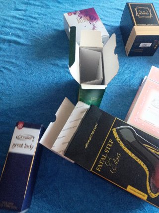 Scatole di profumi vuote (Chatter)